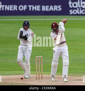 Realizzato a Birmingham, Regno Unito il 25 agosto 2024 al Warwickshire County Cricket Club, Edgbaston. Nella foto, Andy Umeed di Somerset è al primo posto in azione con la mazza durante il match del campionato della contea del 2024 tra Warwickshire CCC e Somerset CCC Image è solo per uso editoriale - credito a Stu Leggett tramite Alamy Live News Foto Stock