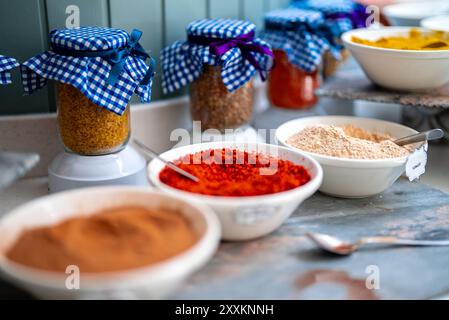 Piatti con spezie sul tavolo. Curcuma, pepe. Foto Stock