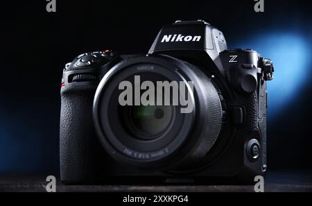 POZNAN, POL - 26 GENNAIO 2024: Nikon Z 8, una fotocamera mirrorless full-frame di fascia alta prodotta da Nikon Foto Stock