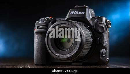 POZNAN, POL - 26 GENNAIO 2024: Nikon Z 8, una fotocamera mirrorless full-frame di fascia alta prodotta da Nikon Foto Stock