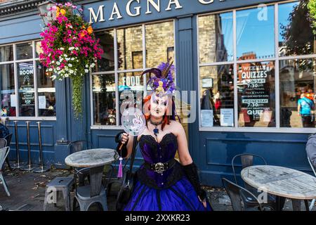 25 agosto 2024 festival Steampunk a Lincoln City. Steampunk, Steampunks at the Asylum, Lincoln, Lincolnshire, Regno Unito, Inghilterra, Steampunk è un sottogenere della fantascienza, che incorpora l'estetica di macchinari industriali a vapore del XIX secolo per creare una realtà futuristica alternativa. Foto Stock