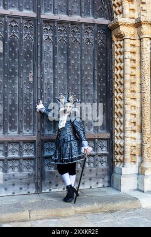 25 agosto 2024 festival Steampunk a Lincoln City. Steampunk, Steampunks at the Asylum, Lincoln, Lincolnshire, Regno Unito, Inghilterra, Steampunk è un sottogenere della fantascienza, che incorpora l'estetica di macchinari industriali a vapore del XIX secolo per creare una realtà futuristica alternativa. Foto Stock