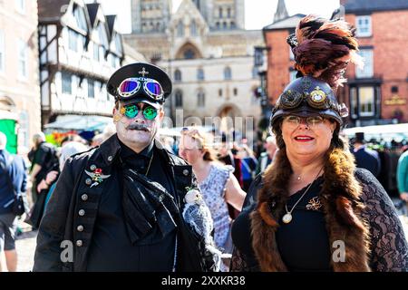 25 agosto 2024 festival Steampunk a Lincoln City. Steampunk, Steampunks at the Asylum, Lincoln, Lincolnshire, Regno Unito, Inghilterra, Steampunk è un sottogenere della fantascienza, che incorpora l'estetica di macchinari industriali a vapore del XIX secolo per creare una realtà futuristica alternativa. Foto Stock