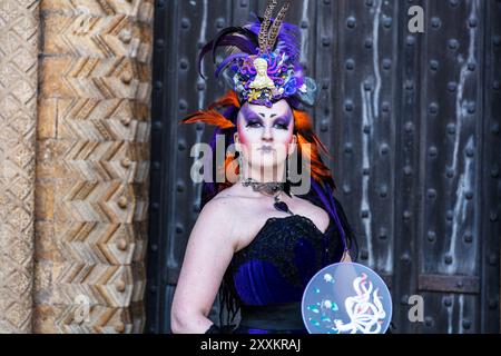 25 agosto 2024 festival Steampunk a Lincoln City. Steampunk, Steampunks at the Asylum, Lincoln, Lincolnshire, Regno Unito, Inghilterra, Steampunk è un sottogenere della fantascienza, che incorpora l'estetica di macchinari industriali a vapore del XIX secolo per creare una realtà futuristica alternativa. Foto Stock