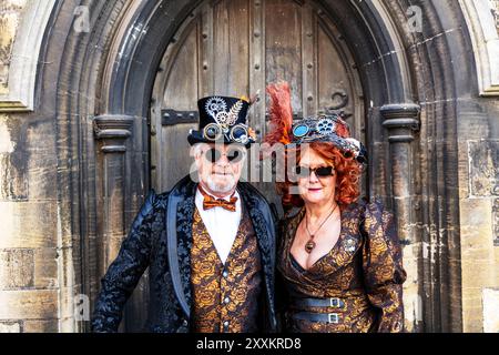 25 agosto 2024 festival Steampunk a Lincoln City. Steampunk, Steampunks at the Asylum, Lincoln, Lincolnshire, Regno Unito, Inghilterra, Steampunk è un sottogenere della fantascienza, che incorpora l'estetica di macchinari industriali a vapore del XIX secolo per creare una realtà futuristica alternativa. Foto Stock