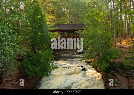 Cascate Lower Falls in una splendida mattinata d'estate all'Amnicon State Park nel Wisconsin, USA. Foto Stock