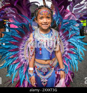 Londra, Regno Unito. 25 agosto 2024. Una giovane ragazza con le "Caribbean Sessions" galleggia all'inizio della processione. La domenica di Carnevale di Notting Hill inizia con il tradizionale Carnevale per bambini e una sfilata di carnevale per famiglie. I rivelatori celebrano questo weekend festivo partecipando o guardando lungo il percorso del carnevale, presso impianti sonori, bancarelle e luoghi durante il primo dei due giorni di festeggiamenti del Carnevale di Notting Hill. Crediti: Imageplotter/Alamy Live News Foto Stock