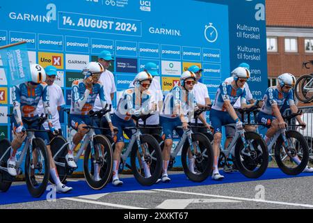 Holstebro, Danimarca. 14 agosto 2024. I piloti del Team dsm-firmenich PostNL hanno visto al via la 1. Tappa del PostNord Danmark Rundt 2024. Fase 1. E' una prova a tempo di squadra con inizio e fine a Holstebro. Foto Stock