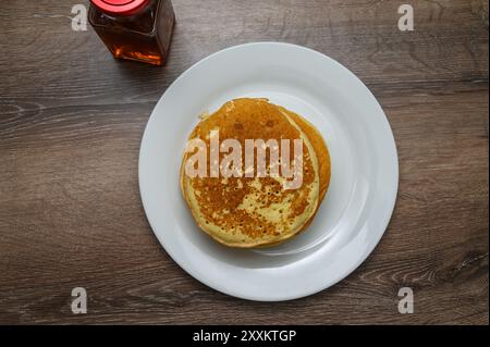 Gustosi pancake su un tavolo di legno Foto Stock