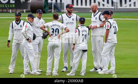 Realizzato a Birmingham, Regno Unito il 25 agosto 2024 al Warwickshire County Cricket Club, Edgbaston. Nella foto è il n. 30, ed Barnard del Warwickshire con i compagni di squadra che celebrano il licenziamento del n. 1, Andy Umeed del Somerset durante il match del 2024 County Championship tra Warwickshire CCC e Somerset CCC l'immagine è solo per uso editoriale - credito a Stu Leggett tramite Alamy Live News Foto Stock