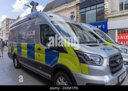 Southend on Sea, Regno Unito. 25 agosto 2024. La polizia di Essex distribuisce telecamere di riconoscimento facciale in High Street prima del fine settimana festivo. La città ha visto un aumento dei crimini legati ai coltelli negli ultimi mesi. Penelope Barritt/Alamy Live News Foto Stock