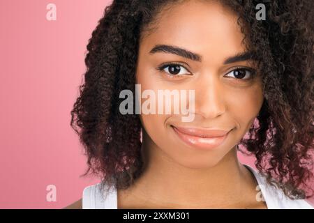 Close up ritratto della bella sorridente ragazza nera Foto Stock