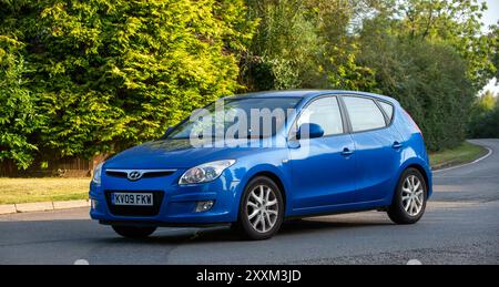 Whittlebury, Northants., Regno Unito - 25 agosto 2024: 2009 auto Hyundai i30 blu su una strada di campagna britannica. Foto Stock