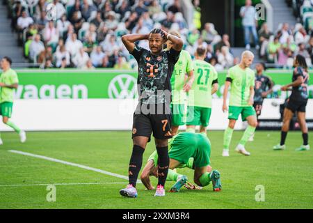 Wolfsburg, Germania. 25 agosto 2024. Spieler (Verein, #Nummer) GER, VfL Wolfsburg vs. FC Bayern Muenchen, Fußball, 1. Bundesliga, 01. Spieltag, Spielzeit 2024/2025, 25.08.2024 NORMATIVE DFL VIETANO QUALSIASI USO DI FOTOGRAFIE COME SEQUENZE DI IMMAGINI E/O QUASI-VIDEO foto: Eibner-Pressefoto/Fabio Deinert Credit: dpa/Alamy Live News Foto Stock