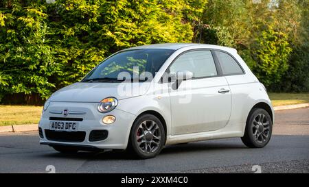 Whittlebury, Northants., Regno Unito - 25 agosto 2024: 2013 Fiat 500 bianca che guida su una strada di campagna britannica. Foto Stock