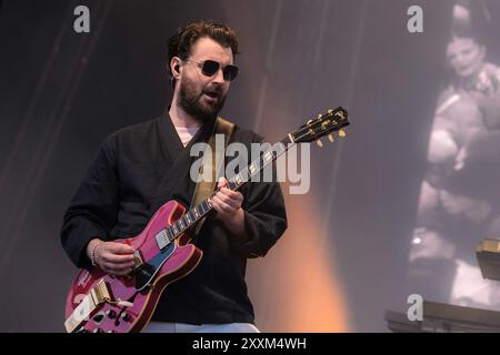 Liam Ryan James Fray, cantante e chitarrista della band britannica Courteeners che si esibisce dal vivo sul palco del Victorious Festival. Foto Stock