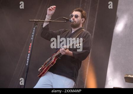 Liam Ryan James Fray, cantante e chitarrista della band britannica Courteeners che si esibisce dal vivo sul palco del Victorious Festival. Foto Stock