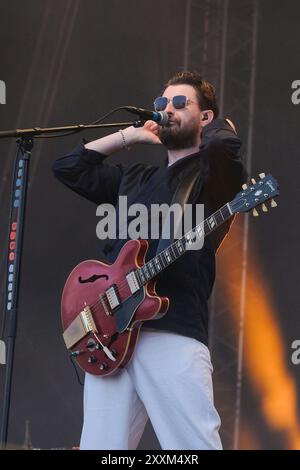 Liam Ryan James Fray, cantante e chitarrista della band britannica Courteeners che si esibisce dal vivo sul palco del Victorious Festival. Foto Stock