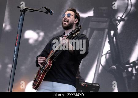 Liam Ryan James Fray, cantante e chitarrista della band britannica Courteeners che si esibisce dal vivo sul palco del Victorious Festival. Foto Stock