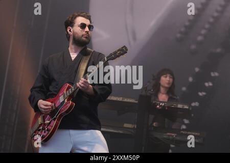 Liam Ryan James Fray, cantante e chitarrista della band britannica Courteeners che si esibisce dal vivo sul palco del Victorious Festival. Foto Stock