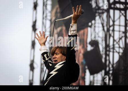 Pelle Almqvist, la cantante principale della band Hives, si esibisce dal vivo al secondo giorno del festival Rock en Seine. La band punk svedese The Hives si è esibita il secondo giorno del Rock en Seine Festival, al Domaine National Saint-Cloud, a Parigi. Foto Stock