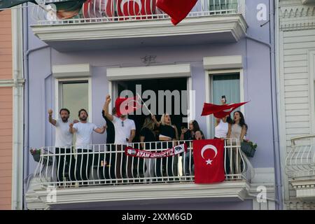 Istanbul: Gente che festeggia nel Bosforo. La gente ondeggia bandiere turche e poster Mustafa Kemal Atatürk. 23 aprile, 19 maggio, 30 agosto, 9 settembre. Foto Stock