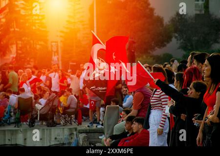 Istanbul: Gente che festeggia nel Bosforo. La gente ondeggia bandiere turche e poster Mustafa Kemal Atatürk. 23 aprile, 19 maggio, 30 agosto, 9 settembre. Foto Stock