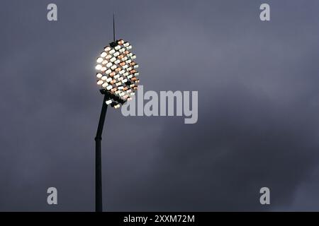 Bristol, Regno Unito, 25 agosto 2024. Una visione generale del riflettore come la cattiva luce smette di giocare durante il Vitality County Championship Division Two match tra Gloucestershire e Leicestershire. Crediti: Robbie Stephenson/Gloucestershire Cricket/Alamy Live News Foto Stock