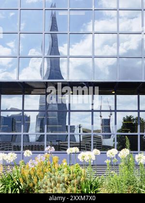 Lo Shard si rifletteva in un altro edificio Foto Stock