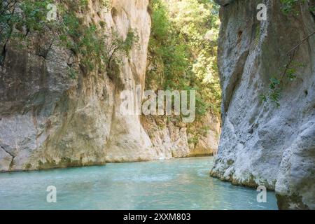 Incredibile paesaggio naturale nel canyon del fiume Acheron, vicino alle sorgenti, noto anche come la porta dell'Ade Foto Stock