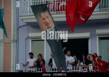 Istanbul: Gente che festeggia nel Bosforo. La gente ondeggia bandiere turche e poster Mustafa Kemal Atatürk. 23 aprile, 19 maggio, 30 agosto, 9 settembre. Foto Stock