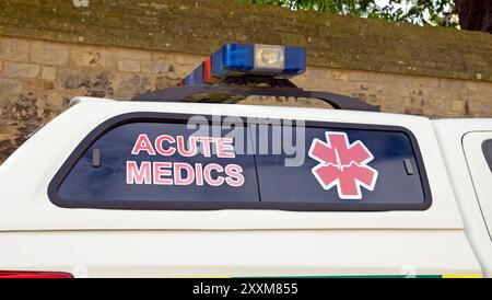 Auto di ambulanza acute Medics parcheggiata in una strada della città di Oxford Inghilterra Regno Unito 2024 Gran Bretagna KATHY DEWITT Foto Stock