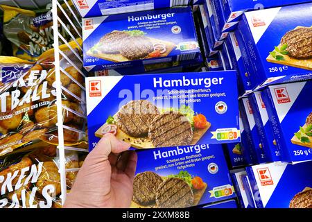 Hamburger congelato in un negozio di alimentari Foto Stock