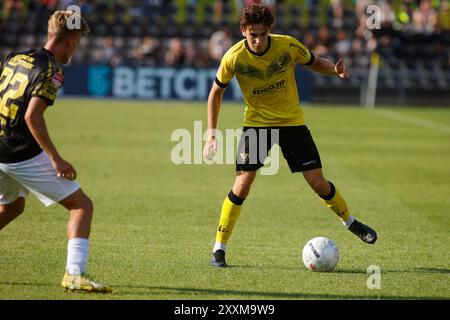 Venlo, Paesi Bassi . 25 agosto 2024. VENLO, PAESI BASSI - AGOSTO 25: Simon Janssen di VVV Venlo passa il pallone durante la partita VVV Venlo tra Roda JC Kerkrade al Covebo Stadion - De Koel il 25 agosto 2024 a Venlo, Paesi Bassi. (Foto di Orange Pictures) (foto di Orange Pictures/Orange Pictures) credito: Orange Pics BV/Alamy Live News Foto Stock