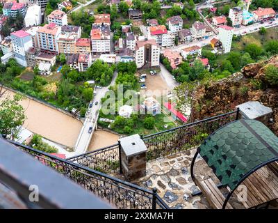 Piattaforma di osservazione e vista della città di Torul dalla terrazza dell'osservatorio di vetro vicino alla grotta di Karaca, nella provincia di Gumushane, Turchia Foto Stock