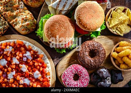 Alimenti che aumentano il rischio di cancro. Cibo spazzatura. Foto Stock