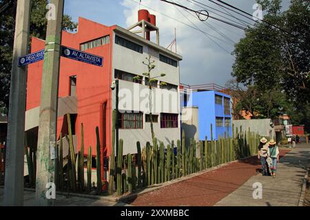 Il Museo Casa Estudio Diego Rivera e Frida Kahlo conserva le case doppie ma condivise degli artisti Diego Rivera e Frida Khalo Foto Stock