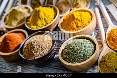 Composizione con assortimento di spezie ed erbe. Foto Stock