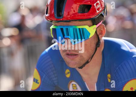 25 agosto 2024, Saarland, Saarbrücken: Il Dane Mads Pedersen del Team Lidl-Trek vince la quarta tappa e quindi anche la classifica generale del Tour of Germany. Foto: Thomas Frey/dpa Foto Stock