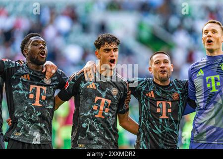 25.08.2024, VfL Wolfsburg vs. FC Bayern München, 1. Bundesliga, 1. Spieltag Jamal Musiala (FC Bayern Muenchen, #42) Alphonso Davies (FC Bayern Muenchen, #19) Raphael Guerreiro (FC Bayern Muenchen, #22) Manuel Neuer (FC Bayern Muenchen, #1) Wichtiger Hinweis: Gemaess den Vorgaben der DFL Deutsche Fussball Liga bzw. Des DFB Deutscher Fussball-Bund ist es untersagt, in dem Stadion und/oder vom Spiel angefertigte Fotoaufnahmen in forma von Sequenzbildern und/oder videoaehnlichen Fotostrecken zu verwerten foto: Bahho Kara/Kirchner-Media Foto Stock