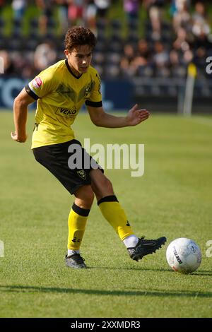 Venlo, Paesi Bassi. 25 agosto 2024. VENLO, PAESI BASSI - AGOSTO 25: Simon Janssen di VVV Venlo passa il pallone durante la partita VVV Venlo tra Roda JC Kerkrade al Covebo Stadion - De Koel il 25 agosto 2024 a Venlo, Paesi Bassi. (Foto di Orange Pictures) (foto di Orange Pictures/Orange Pictures) credito: dpa/Alamy Live News Foto Stock