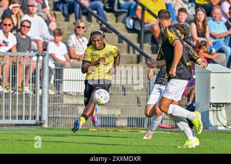 Venlo, Paesi Bassi. 25 agosto 2024. VENLO, 25-08-2024, Covebo Stadion de Koel, olandese Keuken Kampioen Divisie stagione calcistica 2024-2025. Il giocatore VVV Venlo Emmanuel Gyamfi durante la partita VVV Venlo - Roda JC. Crediti: Pro Shots/Alamy Live News Foto Stock