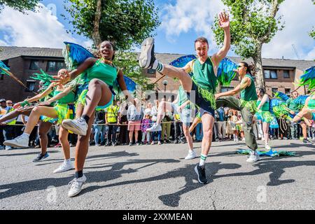 Londra, Regno Unito. 25 agosto 2024. La giornata dei bambini la domenica del Carnevale di Notting Hill. L'evento annuale sulle strade del Royal Borough di Kensington e Chelsea, durante il fine settimana delle festività di agosto. È guidata da membri della comunità britannica delle Indie occidentali e attrae circa un milione di persone ogni anno, rendendolo uno dei più grandi festival di strada del mondo. Crediti: Guy Bell/Alamy Live News Foto Stock