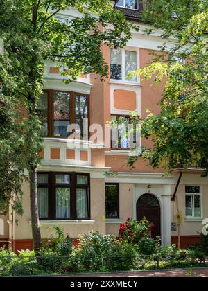 Edificio di appartamenti ristrutturato nella città di Kaliningrad, Russia, nelle soleggiate giornate estive Foto Stock