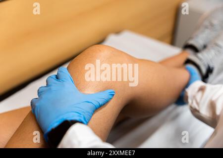 Concetto di dolori crescenti nei bambini. Lussazione e lesioni del ginocchio, della milza e dell'apparato muscolo-scheletrico Foto Stock