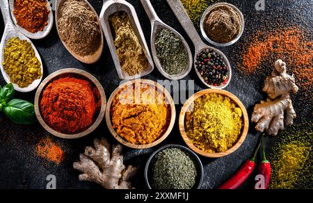 Composizione con assortimento di spezie ed erbe. Foto Stock