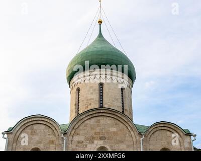 Tetto della Cattedrale del Salvatore nel Cremlino della città di Pereslavl-Zalessky. Fu fondata da Yuri Dolgoruky nel 1152, completata da Andrei Bogolyubsky nel 1157 Foto Stock