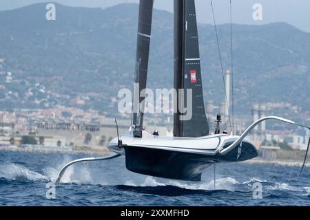 Barcellona, Spagna. 25 agosto 2024. La squadra difensiva dell'America's Cup, Team New Zealand, vince la gara preliminare svoltasi a Barcellona in un feroce duello con il team italiano Luna Rossa, ripetizione della finale dell'ultima America's Cup. El equipo defensor de la Copa América, Team New Zealand, gana la regata preliminar disputada en Barcelona en un duelo encarnizado con el equipo de Italia, Luna Rossa, una repetición de la final de la &#xfa;ltima Copa América. News Sports - Barcellona, Spagna domenica 25 agosto 2024 (foto di Eric Renom/LaPresse) credito: LaPresse/Alamy Live News Foto Stock