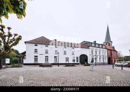 Geleen, Paesi Bassi - 10 aprile 2024: Edifici storici della città di Sittard-Geleen nella provincia di Limburgo Foto Stock