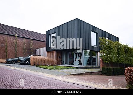 Limburgo, Paesi Bassi - 10 aprile 2024: Casa moderna nel quartiere Sweikhuizen, Sittard Geleen Foto Stock